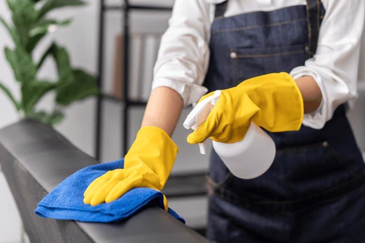 Deep-cleaning a carpet with a vacuum